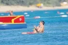 Eşi Öykü Karayel ile Çeşme'de tatil yapan Can Bonomo denizin tadını 2 dakika da çıkardı!