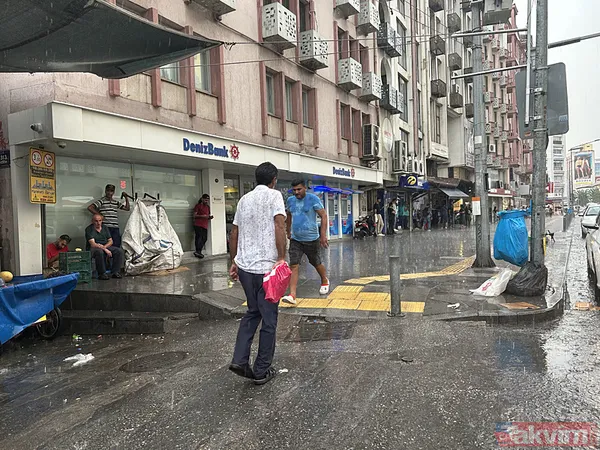 İzmir'de kent merkezi sularla doldu: Ağaçlar devrildi, araçlar gidemedi | Sokakta 2 kişi elektrik akımına kapılarak hayatını kaybetti - 37