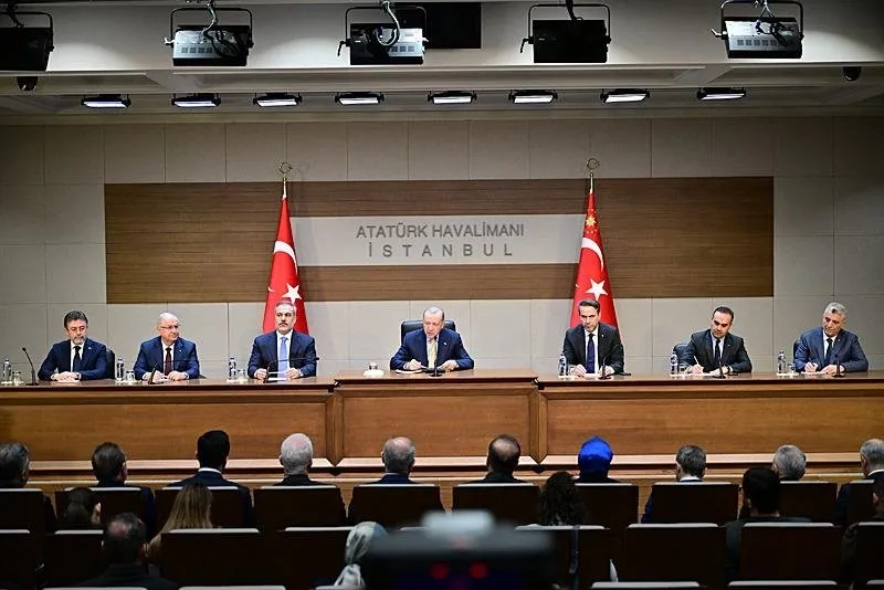 Başkan Recep Tayyip Erdoğan, Malezya, Endonezya ve Pakistan ziyareti öncesi Atatürk Havalimanı'nda basın toplantısı düzenledi. Toplantıya Dışişleri Bakanı Hakan Fidan (sol 3), Milli Savunma Bakanı Yaşar Güler (sol 2), Enerji ve Tabii Kaynaklar Bakanı Alparslan Bayraktar (sağ 3), Sanayi ve Teknoloji Bakanı Fatih Kacır (sağ 2), Ticaret Bakanı Ömer Bolat (sağda) ile Tarım ve Orman Bakanı İbrahim Yumaklı (solda) da katıldı. (AA)