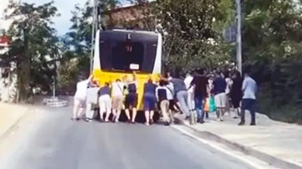 chpli-ibb-doneminde-bu-da-oldu-tup-su-halk-ekmek-kuyrugundan-sonra-bu-da-istanbulkart-kuyrugu-1632124637450.jpg CHP'li İBB döneminde bu da oldu! Tüp, su, halk ekmek kuyruğundan sonra bu da İstanbulkart kuyruğu-3