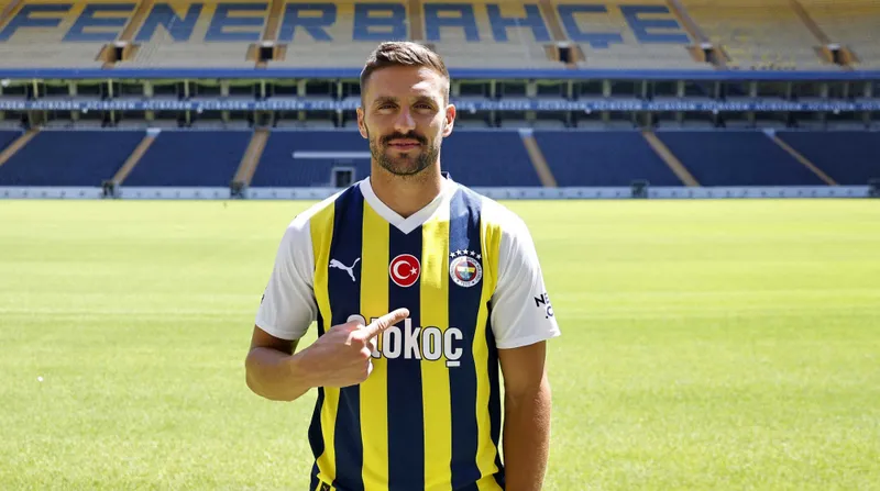 fenerbahce-sol-kanat-icin-ucak-aliyor-sari-lacivertliler-transferde-turnayi-gozunden-vurdu-iste-firsat-hamlesi-1720562612928.jpg Fenerbahçe sol kanat için uçak alıyor! Sarı lacivertliler transferde turnayı gözünden vurdu... İşte fırsat hamlesi-4