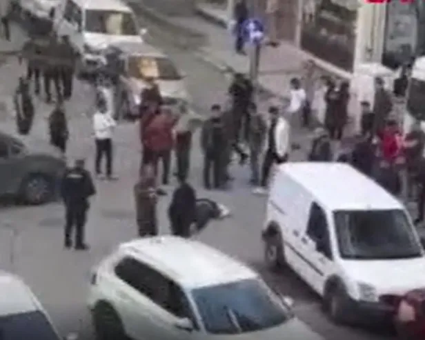 Avcılar'da gündüz vakti kanlı infazın görüntüsü ortaya çıktı! İki motosikletli önce yaraladıkları kişiyi geri gelip öldürdü-3