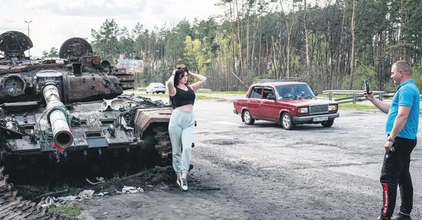 Kiev vatandaşlarında moral pozu!  İmha edilen Rus savaş araçları ile hatıra fotoğrafları çekildiler