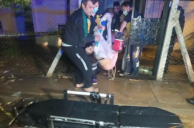 Adana'da bir kadın apartman bahçesinde silahla vurulmuş halde bulundu!