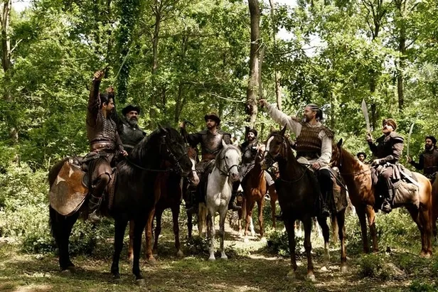 celladina-yuruyen-fedailer-kurulus-osman-27-bolum-fragmaninda-dusmana-ne-ok-ne-kilic-isliyor-1592570671650.jpg Gözü kanlı pusuyu bozacak: Kuruluş Osman 27. bölüm fragmanında fedailere kılıç ve ok işlemez oluyor!-3