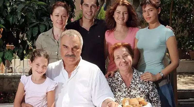 18-yil-sonra-ortaya-cikti-yaprak-dokumunde-seyirciye-yok-daha-neler-dedirtecek-hata-1723119873135.jpeg 18 yıl sonra ortaya çıktı! Yaprak Dökümü'nde seyirciye yok daha neler dedirtecek hata-10