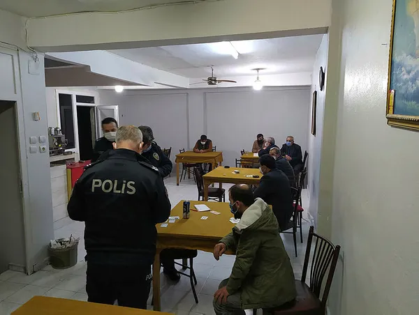 adanada-kahvehaneye-polis-baskini-8-kisiye-kisitlamayi-ihlalden-para-cezasi-verildi-1616710203926.jpg