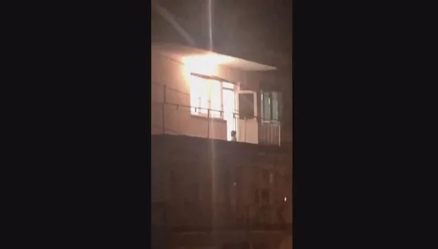 İzmir’de koca dehşeti: Çocuklarının gözü önünde genç kadını darbetti