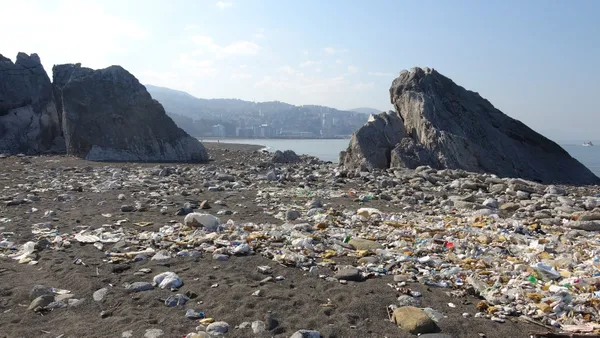 kozlu-sahilindeki-cop-yiginlari-havadan-goruntulendi-1645450172068.jpg Kozlu sahilindeki çöp yığınları havadan görüntülendi!-2