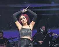KKTC’de Yıldız Tilbe  rüzgarı: Muhteşem sahne performansıyla davetlileri coşturdu!