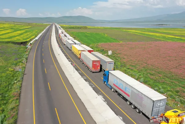 Gürcistan sınırında 16 kilometre uzunluğunda TIR kuyruğu oluştu! 3 günde sadece 3 kilometre ilerleyebiliyorlar - 5