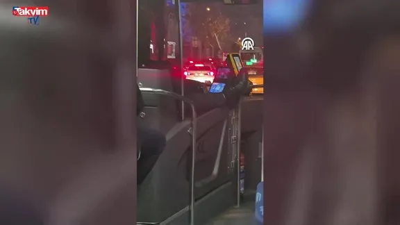 ''Rezillik'' İETT şoförü ayağını dışarı çıkararak otobüs sürdü! O anlar kamerada