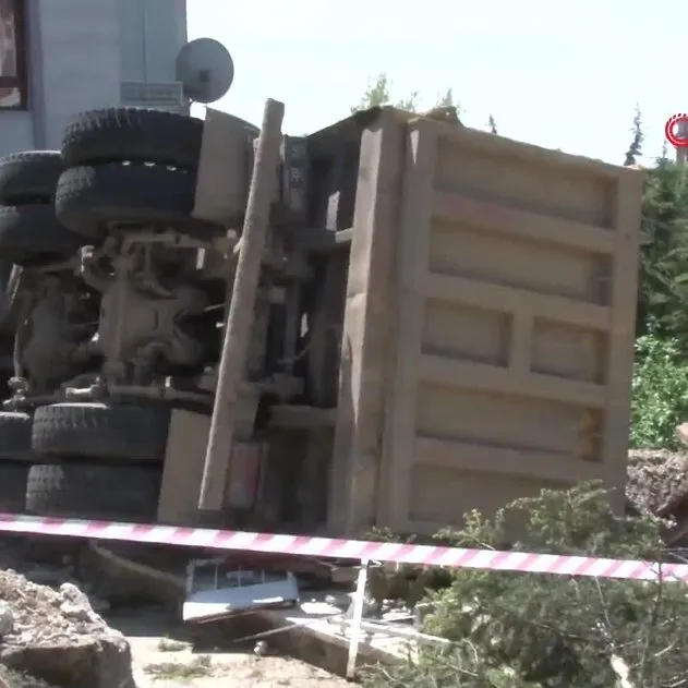 Ankara Keçiören kaza haberi: Belediye kamyonu apartman bahçesine devrildi!