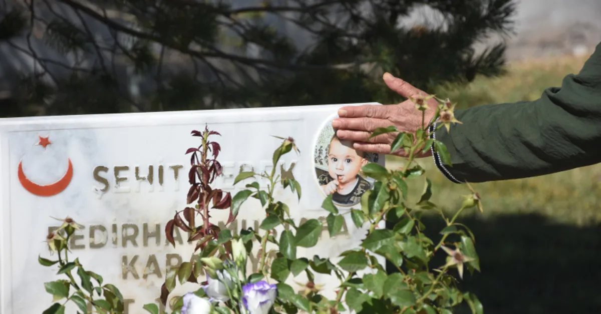 Türkiye’nin şehit bebeği Bedirhan Mustafa ve annesi kalleş saldırının yıl dönümünde mezarı başında anıldı