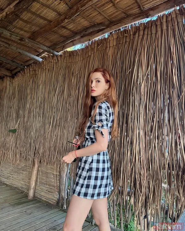 45 yaşındaki Mine Tugay’dan kırmızı bikinili havuz pozu! En doğal haliyle sosyal medyada paylaştı! - 10