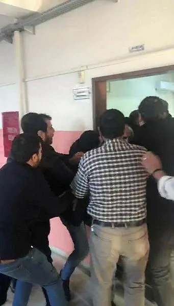 kocaelide-okulu-basan-veliler-ogretmenleri-darp-etti-o-anlar-kamerada-1703846765538.jpeg