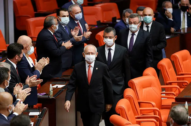 Kılıçdaroğlu'nu ayakta alkışlayan CHP'li vekiller, Başkan Erdoğan Meclis'e girince ayağa kalkmadı