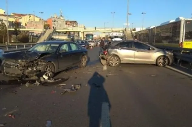 D-100'de feci kaza! Trafik kilitlendi