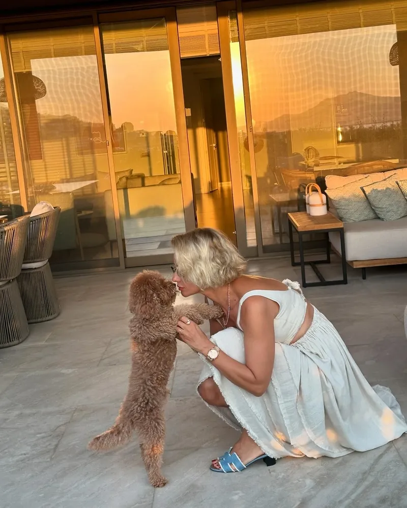 esra-eroldan-tatil-paylasimi-biraz-eski-usul-bir-insanim-deyip-yayinladi-sade-ve-sik-tarziyla-sosyal-medyaya-y-1724399061166.jpg Esra Erol’dan tatil paylaşımı! “Biraz eski usul bir insanım” deyip yayınladı! Sade ve şık tarzıyla sosyal medyaya yakıp kavurdu-8