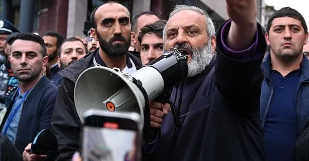 Ermenistan’da darbe iddiası! Paşinyan “Engelledik” diyerek duyurdu: Başpiskopos Bagrat Galstanyan gözaltına alındı