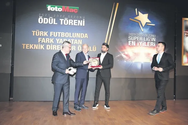 odul-firtinasi-son-sampiyon-trabzonspor-turkuvaz-medyada-onurlandirildi-1668041851752.jpeg Ödül fırtınası! Son şampiyon Trabzonspor Turkuvaz Medya’da onurlandırıldı-2