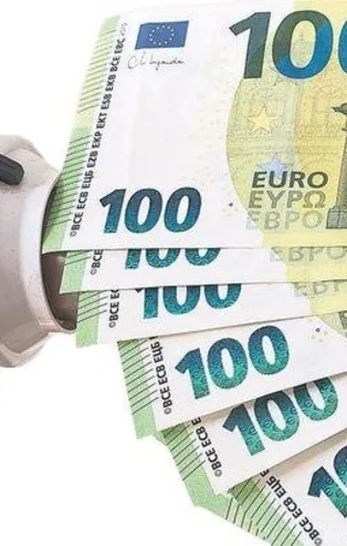 Avrupa'nın kabusu enerji! Kesintiler başladı: Louvre Müzesi'nin piramidi 2 saat erkenden söndürüldü