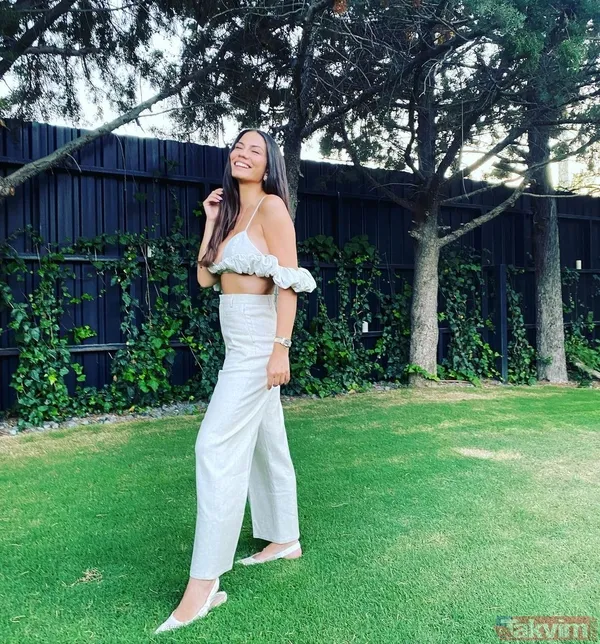 Demet Özdemir’in derin dekolteli bahçe pozlarıyla nefes kesti! Oğuzhan Koç ile poz verdi ip askılı bluzu olay oldu - 7