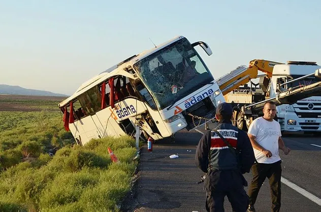 Aksaray'da kontrolünden çıkan yolcu otobüsü devrildi: 22 yaralı