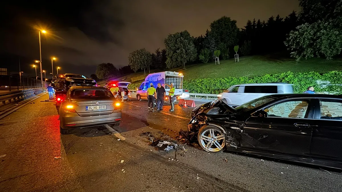 Üsküdar'da 4 araç birbirine girdi: 3 yaralı