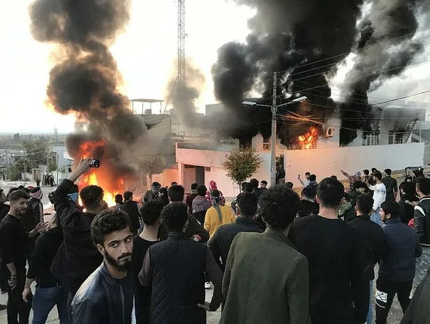 son-dakika-irak-kurt-bolgesel-yonetimi-hukumetinin-protesto-edildigi-gosterilerde-catisma-yaralilar-var-1607376251899.jpeg Son dakika: Irak Kürt Bölgesel Yönetimi hükümetinin protesto edildiği gösterilerde çatışma! Yaralılar var-2