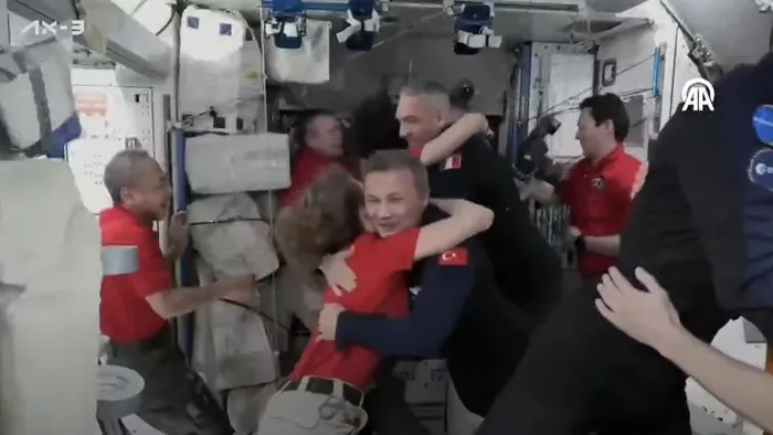 Türkiye'nin ilk astronotu Alper Gezeravcı'dan Türkçe mesaj: Şehitleri unutmadı! Dragon Uluslararası Uzay İstasyonu'na kenetlendi-4
