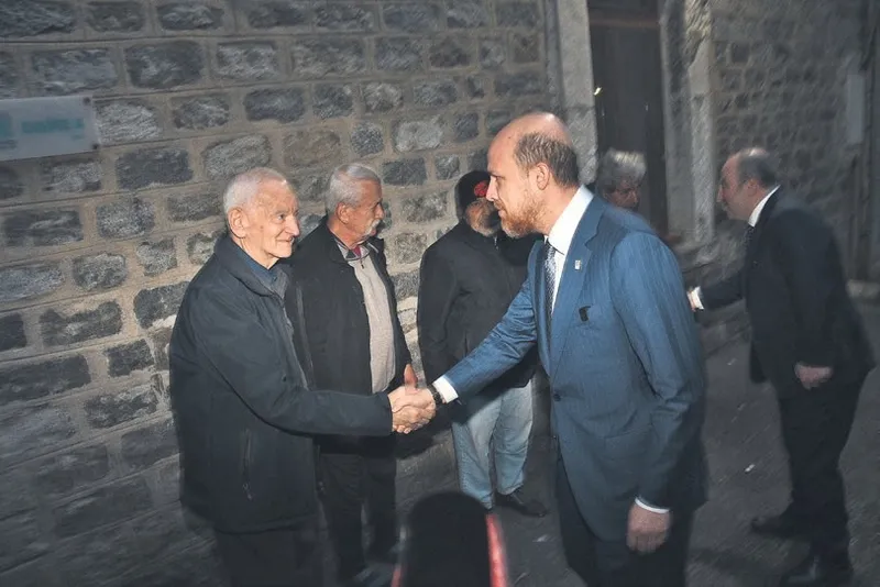 darulaceze-iftarinda-dev-bulusma-unluler-akin-etti-1773986612601.jpeg Ünlü isimler Darülaceze iftarında buluştu! Hülya Avşar, Ceren Benderlioğlu...-4