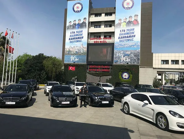 İstanbul merkezli 9 ilde lüks otomobil kaçakçılığı operasyonu! Bu arabalar Türkiye'ye nasıl getiriliyor?-6