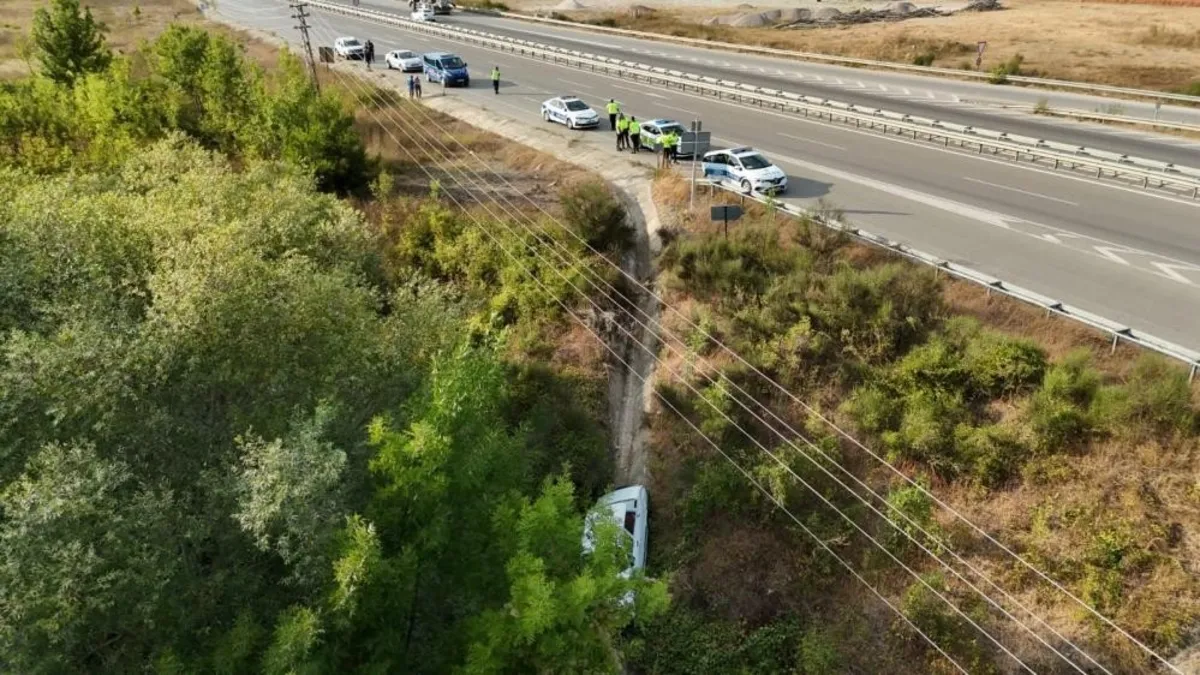 Sinop'ta akılalmaz olay! Polisin ''dur'' ihtarına uymadı şarampole uçtu: 2 yaralı