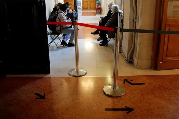 avrupada-yaslilar-asi-merkezlerinde-kuyruk-olustururken-turkiyede-90-yas-ve-uzeri-vatdanslar-icin-evde-asilama-basladi-1611085347246.jpeg Avrupa'da yaşlılar aşı merkezlerinde kuyruk oluştururken Türkiye'de 90 yaş ve üzeri vatandaşlar için evde aşılama başladı-7