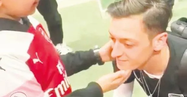 Arsenal’in yıldızı Mesut Özil, görme engelli hayranı Minik Mikey ile bir araya geldi