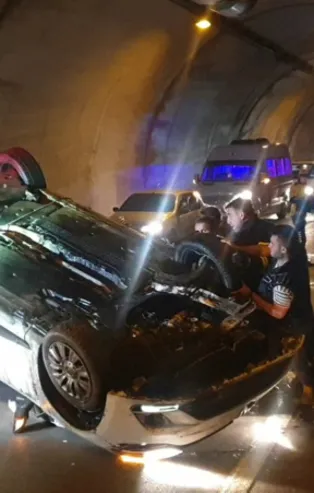 Sinop - Samsun karayolunu trafiğe kapatan kaza! Kontrolden çıkan araç takla attı