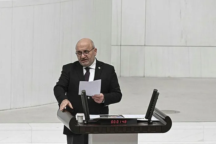 Saadet Partisi Milletvekili Hasan Bitmez kürsüde fenalaştı yere yığıldı! Bakan Koca açıkladı: "Durumu son derece ciddi"-3