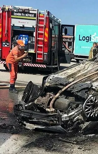 Son dakika: İzmir'de feci kaza: Alev alan otomobilde 2 kişi hayatını kaybetti!