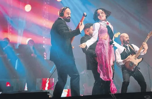 mustafa-mert-koc-ile-aylar-once-ayrilan-melisa-asli-pamuk-gecmise-sunger-cekti-1674416941401.jpeg Mustafa Mert Koç ile aylar önce ayrılan Melisa Aslı Pamuk, geçmişe sünger çekti-6