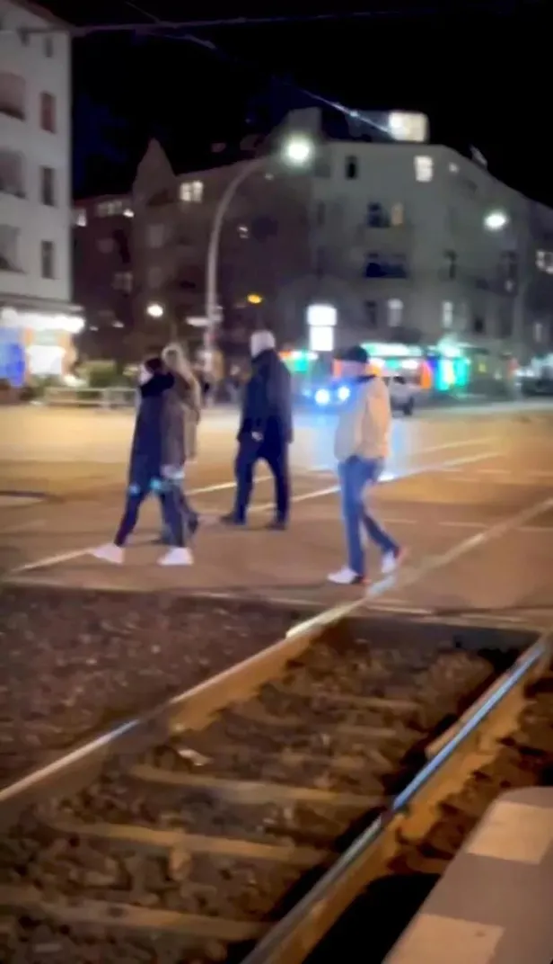Avrupa'daki Türklere zulüm sürüyor! Almanya'da 17 yaşındaki kıza saldırıp beyin tramvası geçirttiler-5