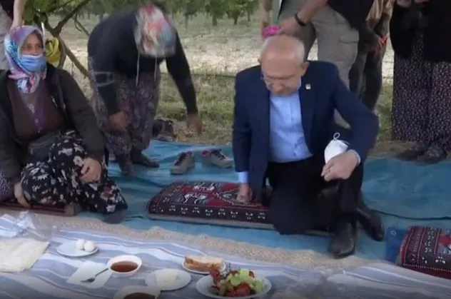CHP Genel Başkanı Kemal Kılıçdaroğlu Isparta'da yer sofrasına ayakkabıyla oturdu