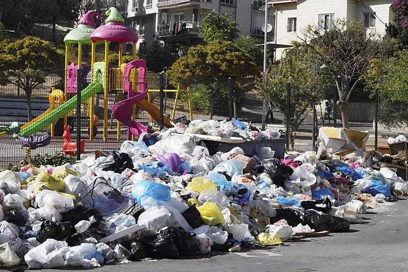 İzmir'in Buca ilçesinde biriken çöpler (AA)