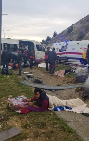 Mersin'de tarım işçilerini taşıyan araç takla attı: 1 kişi öldü 11 kişi yaralandı