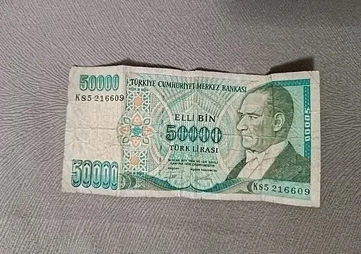 sarraflar-pesinde-kosuyor-eski-50000-tllik-banknotu-bulan-servet-sahibi-oldu-tanesi-tam-25000-tl-1728489173593.jpeg Eski 50.000 TL’lik banknotu bulan servet sahibi oldu! Sarraflar peşinde koşuyor! Tanesi tam 25.000 TL...-5