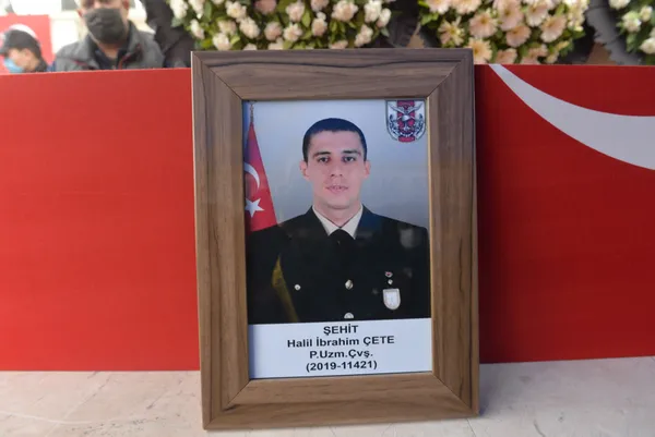 pence-yildirim-harekatinda-silah-kazasi-sonucu-sehit-olan-piyade-uzman-cavus-halil-ibrahim-cete-son-yolcuguna-1646051696312.jpg