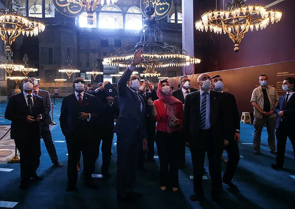 cumhurbaskanligi-sozcusuibrahim-kalin-turkiyede-gorevli-yabanci-buyukelcilere-ayasofya-i-kebir-camiini-gezdirdi-1596741913577.jpg Türkiye'de görevli yabancı büyükelçilere Ayasofya-i Kebir Camii'ni gezdiren Cumhurbaşkanlığı Sözcüsü İbrahim Kalın: Tarihi bir olay-2