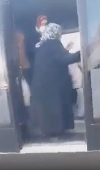 tum-turkiye-tepki-gostermisti-50-tlnin-altinda-alisveris-yaptigi-icin-yasli-kadini-servisten-indiren-markete-p-1649760742697.jpg Tüm Türkiye tepki göstermişti! 50 TL'nin altında alışveriş yaptığı için yaşlı kadını servisten indiren markete para cezası-3