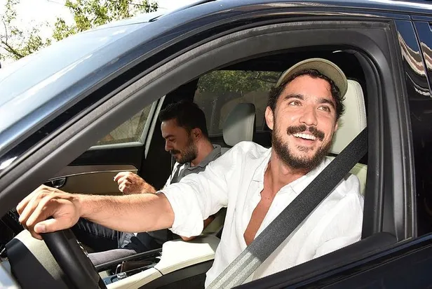 kaan-yildirim-ile-yeni-bir-aska-yelken-acan-hande-ercele-kerem-bursin-sorusu-sorulunca-adeta-buz-kesti-1651000257299.jpeg Kaan Yıldırım ile yeni bir aşka yelken açan Hande Erçel'e Kerem Bürsin sorusu sorulunca adeta buz kesti!-4