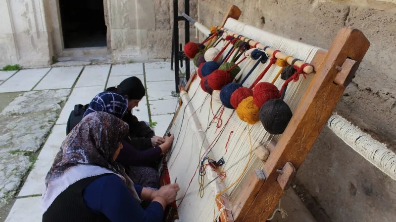 turk-dizileriyle-tanindi-800-yillik-kervansaray-dolup-tasiyor-1777386455908.jpg Türk dizileriyle tanındı: 800 yıllık kervansaray dolup taşıyor-4